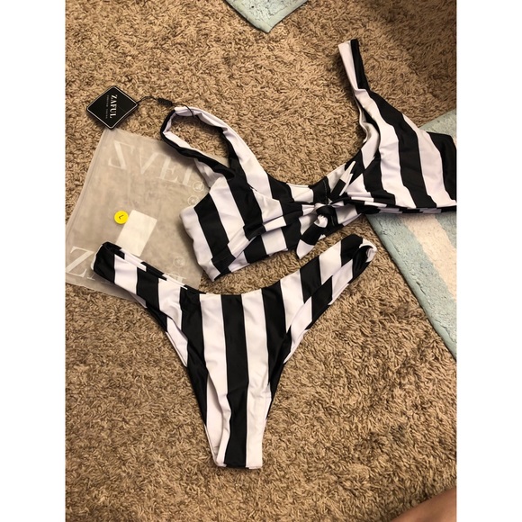 Bikini - Picture 3 of 4